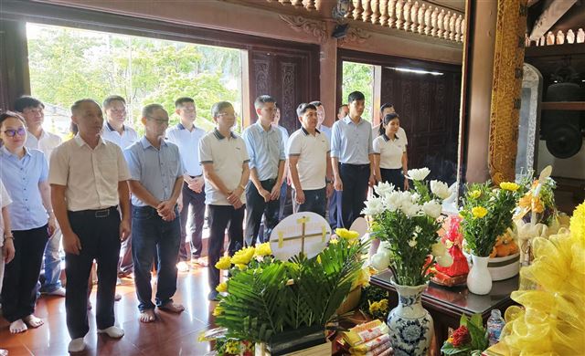 Đảng ủy Công ty VISHIPEL dâng hương tưởng niệm các Anh hùng Liệt sĩ