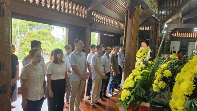 Đảng bộ Công ty Thông tin điện tử hàng hải Việt Nam dâng hương tưởng niệm các Anh hùng liệt sĩ nhân dịp 27/7