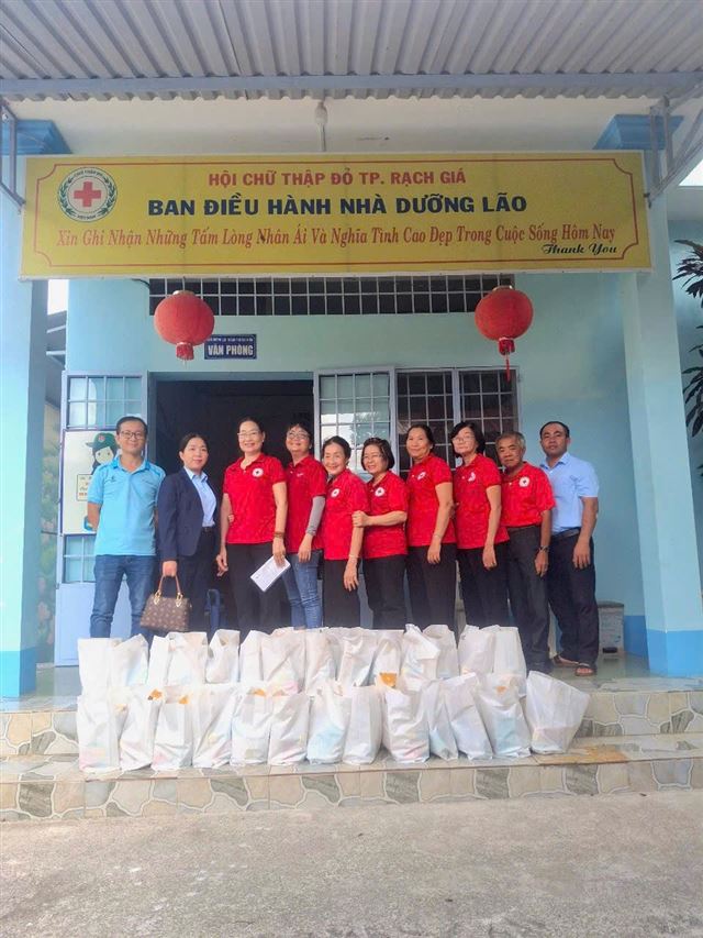 Đài TTDH Kiên Giang phối hợp Hội Chữ Thập Đỏ phường Vĩnh Lạc tặng quà các cụ tại Nhà dưỡng lão TP. Rạch Giá
